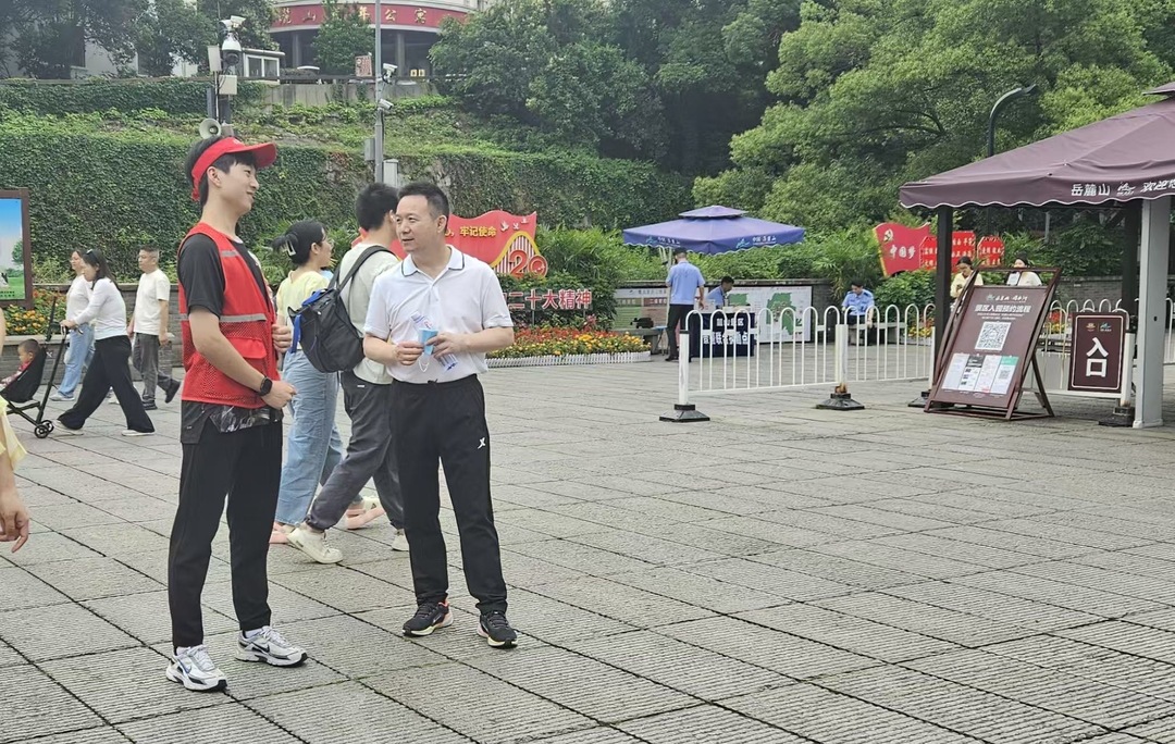 何朝晖暗访端午假期城市运行安全和城市管理工作