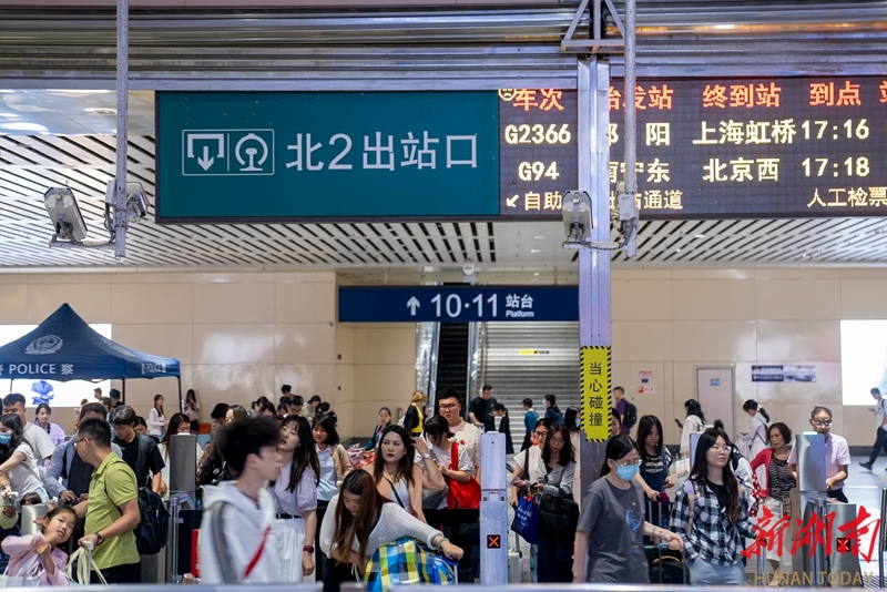 铁路迎来端午假期返程客流高峰