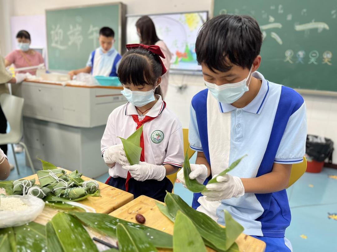 慈利县特殊教育学校：粽叶飘香迎端午  巧手童心庆六一