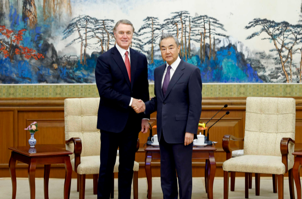 王毅会见美国新任驻华大使庞德伟