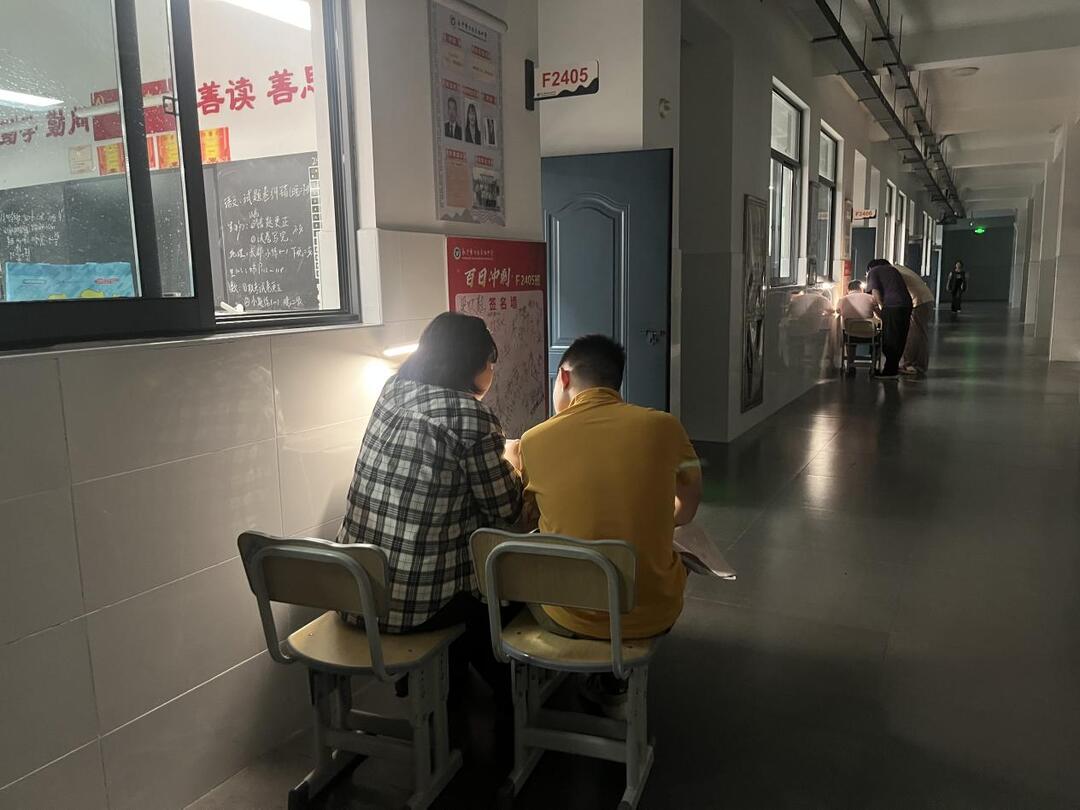 暖心护航高考路   长沙恒雅中学点亮“加油灯”
