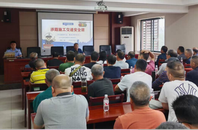 养护车未开双闪导致追尾，横穿马路被撞……交警以案说法给养护工人“开小灶” 
