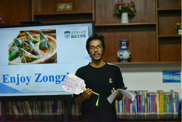 中外学子共制漆扇，艺术疗愈架起心灵文化桥