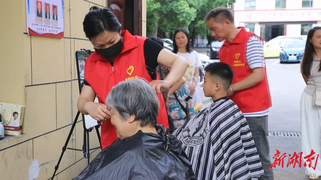 爱心剪刀传递温暖 志愿者开展义务剪发活动