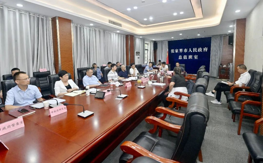 王洪斌在市政府现场接待来访群众