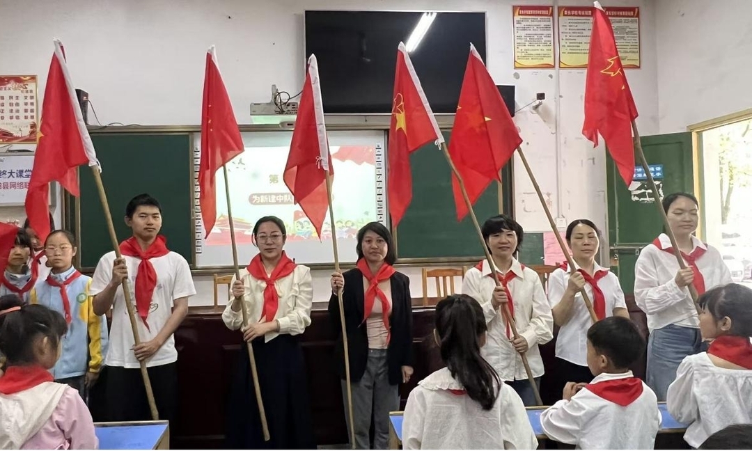 新田龙泉三小举行“向阳而生 逐梦启航”新队员入队仪式