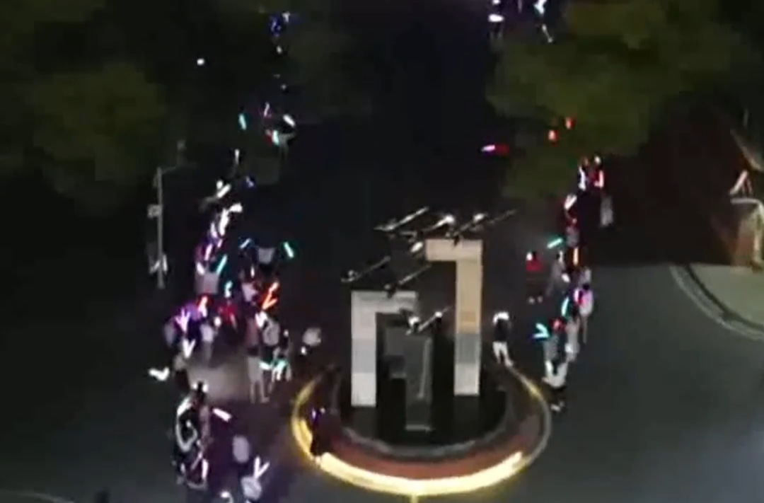 望城一中高三最后一节晚自习，老师家长为学子们打造“星光路”