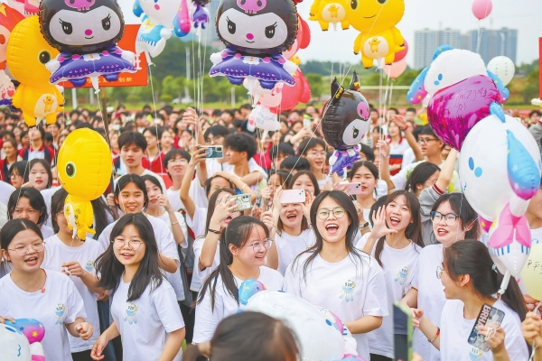 图片新闻：蓝山二中学生在参加考前减压活动@湖南日报头版