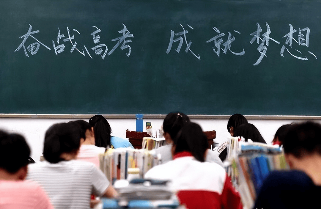 高考人数八年来首降释放什么信号？