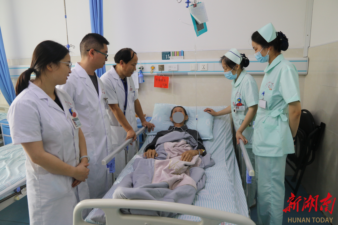 娄底市第二人民医院：为心脏骤停老人心肺复苏1小时，奇迹生还并恢复自理能力