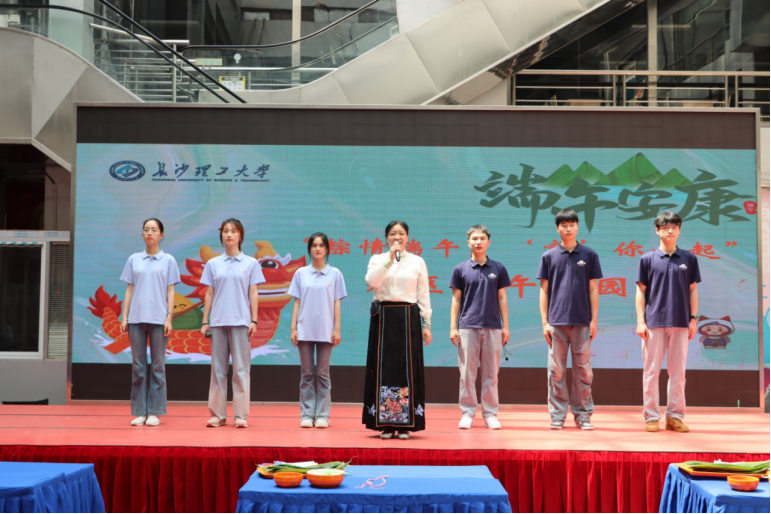 端午游园会办进“一站式”学生社区，为文化传承添动能