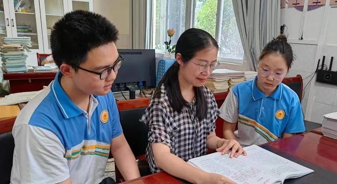 用笔记凝结智慧，用写作传递心光——记宁乡市第十三高级中学语文教师喻迎春