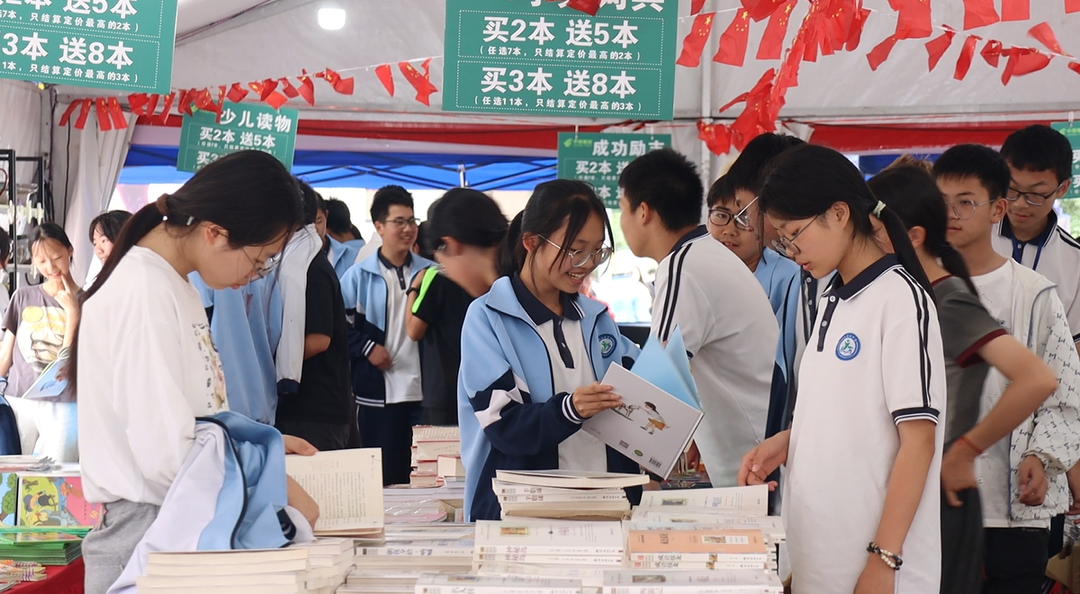 以“净”护“阅”！湖南新宁“扫黄打非•书香新宁”全民阅读图书巡展受热捧