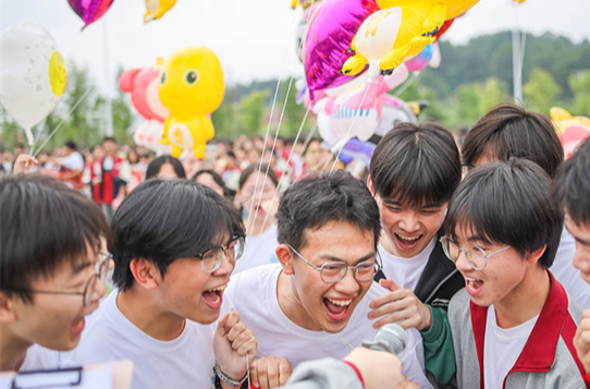 Students Join Fun Activities to Relieve Exam Pressure in Lanshan County