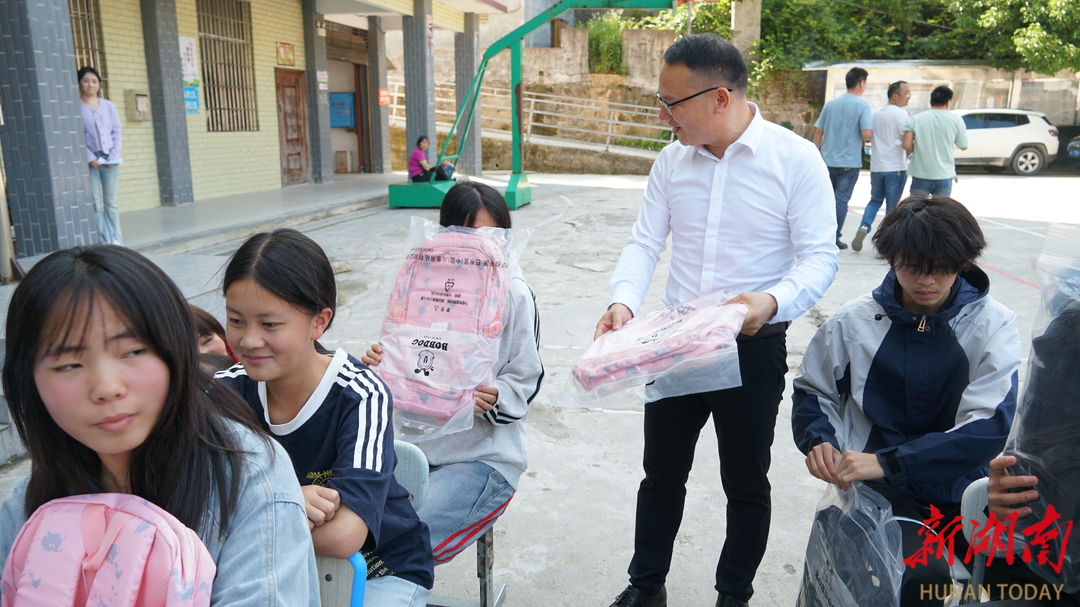 623个书包装下无数希望 十五载坚守自诩凡人善举