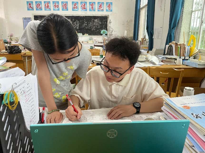 萤火微光暖杏坛 匠心化雨润桃李——记汝城县土桥镇教师宋帅宇
