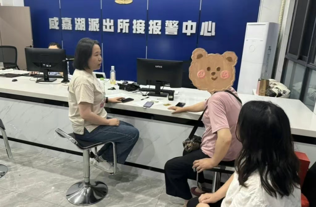 民警一把夺下老人手机，成功保住71万元被骗款