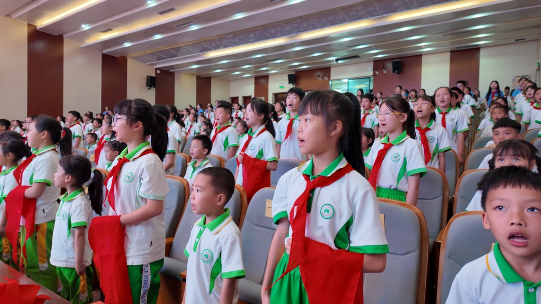 童心向党：溶江小学一年级学生光荣加入少先队