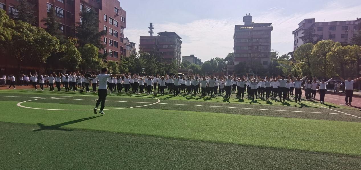全民健身齐参与，教师活力展风采——邵阳市资江学校举行“奔跑吧·资江人”教职工跑步活动