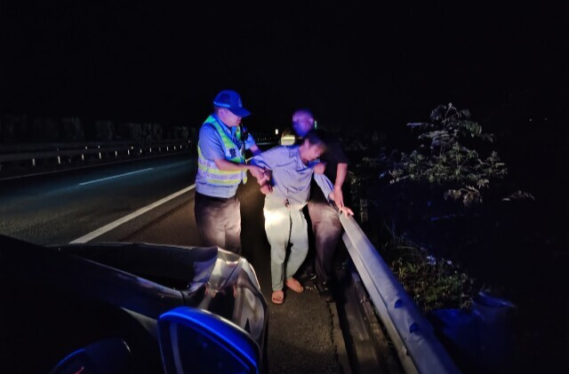 老人夜闯高速轻生，交警救人+调解化危机 