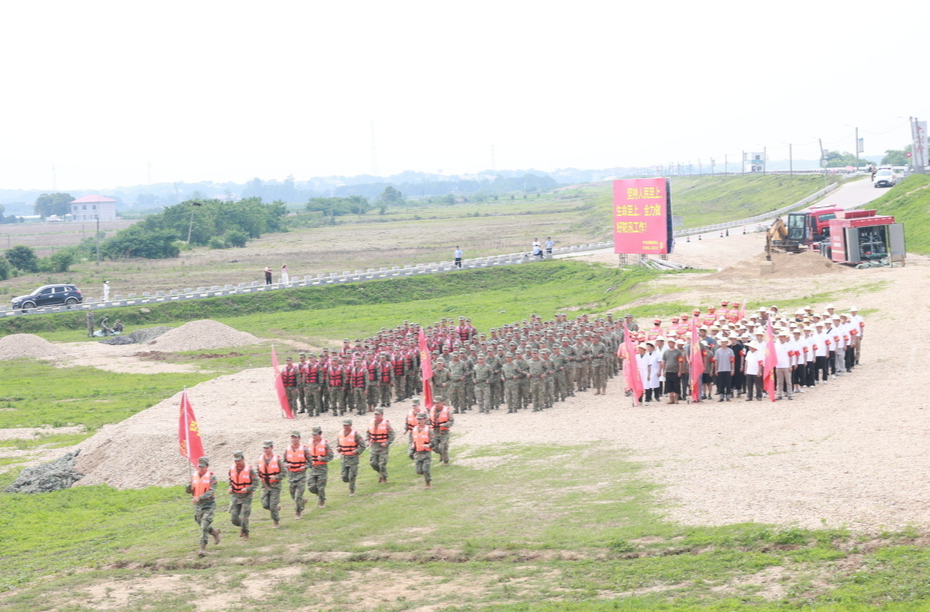 湖南军地联合防汛抢险演练在汨罗举行