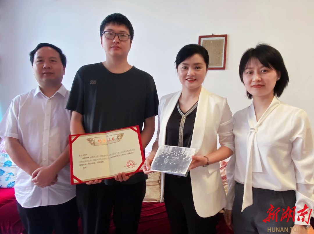 毛主席同窗后人捐赠珍贵文物，传承红色记忆
