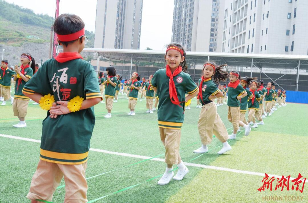 娄底振翩学校 “药” 趣跳皮筋操点亮校园​