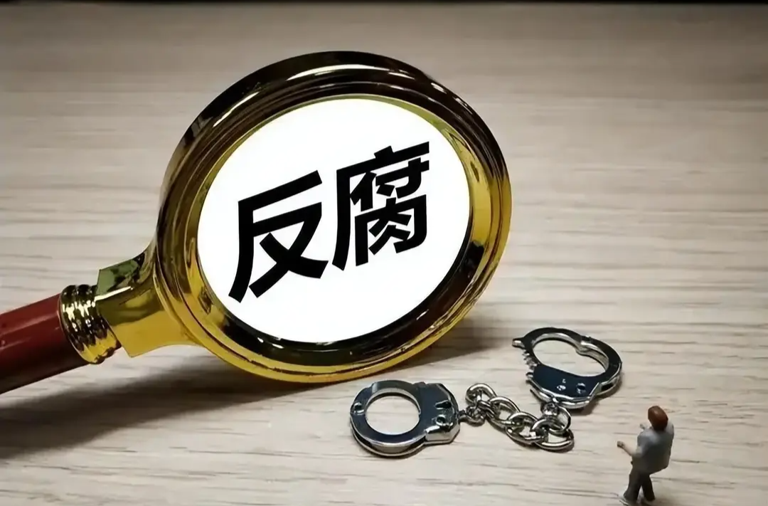 合肥通报一起领导干部违规吃喝：参加宴请的副县长张丽娟、县政府办主任施小勇等12人被停职检查，组织宴请的董事长何云雨被免职！