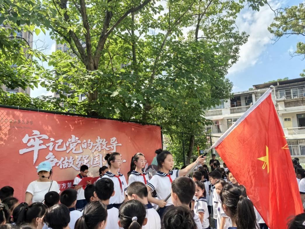 株洲市芦淞区南方第三小学举行一年级新队员入队仪式