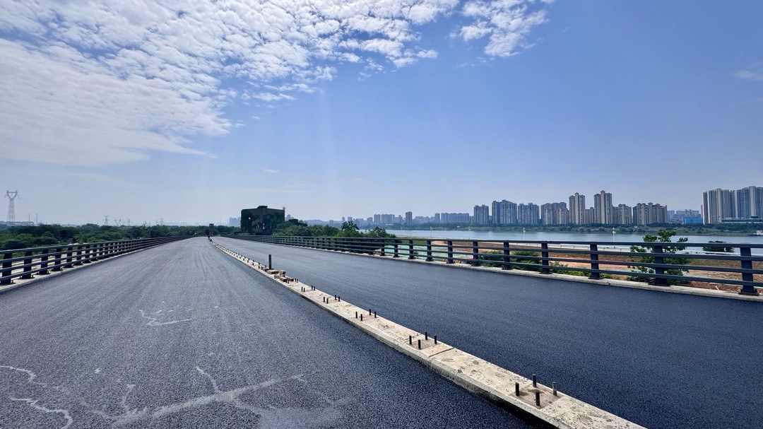 下摄司大桥主桥完成沥青摊铺 预计本月底通车