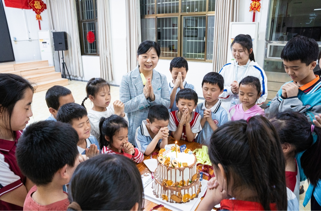 “‘妈妈’两个字，是爱，更是责任”——记全国先进工作者，湖南省湘西土家族苗族自治州慈爱园党支部书记、园长张薇