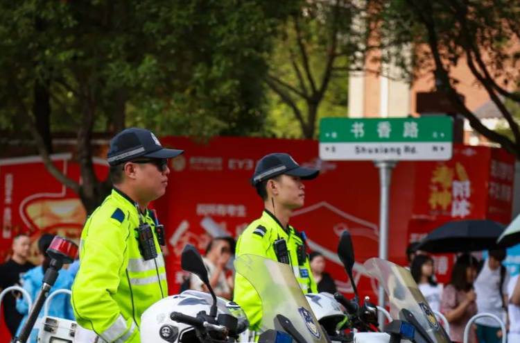 长沙交警开启高考护航模式，保障考生安全准点