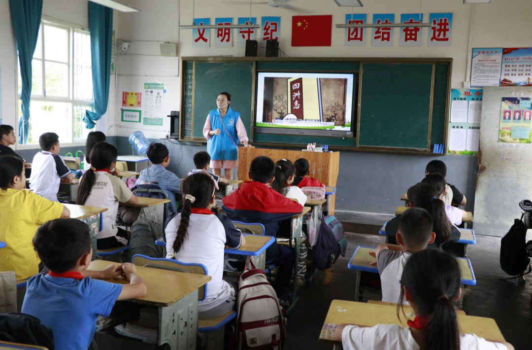 怀化师专开展大学生禁毒“三下乡”活动