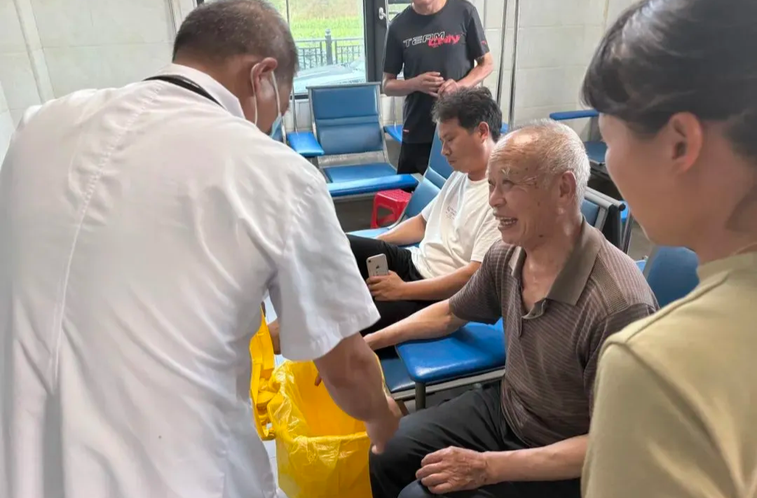 湖南一村民被五步蛇咬伤！交警26分钟冲破64公里生死线，医生：再晚20分钟或将呼吸肌麻痹