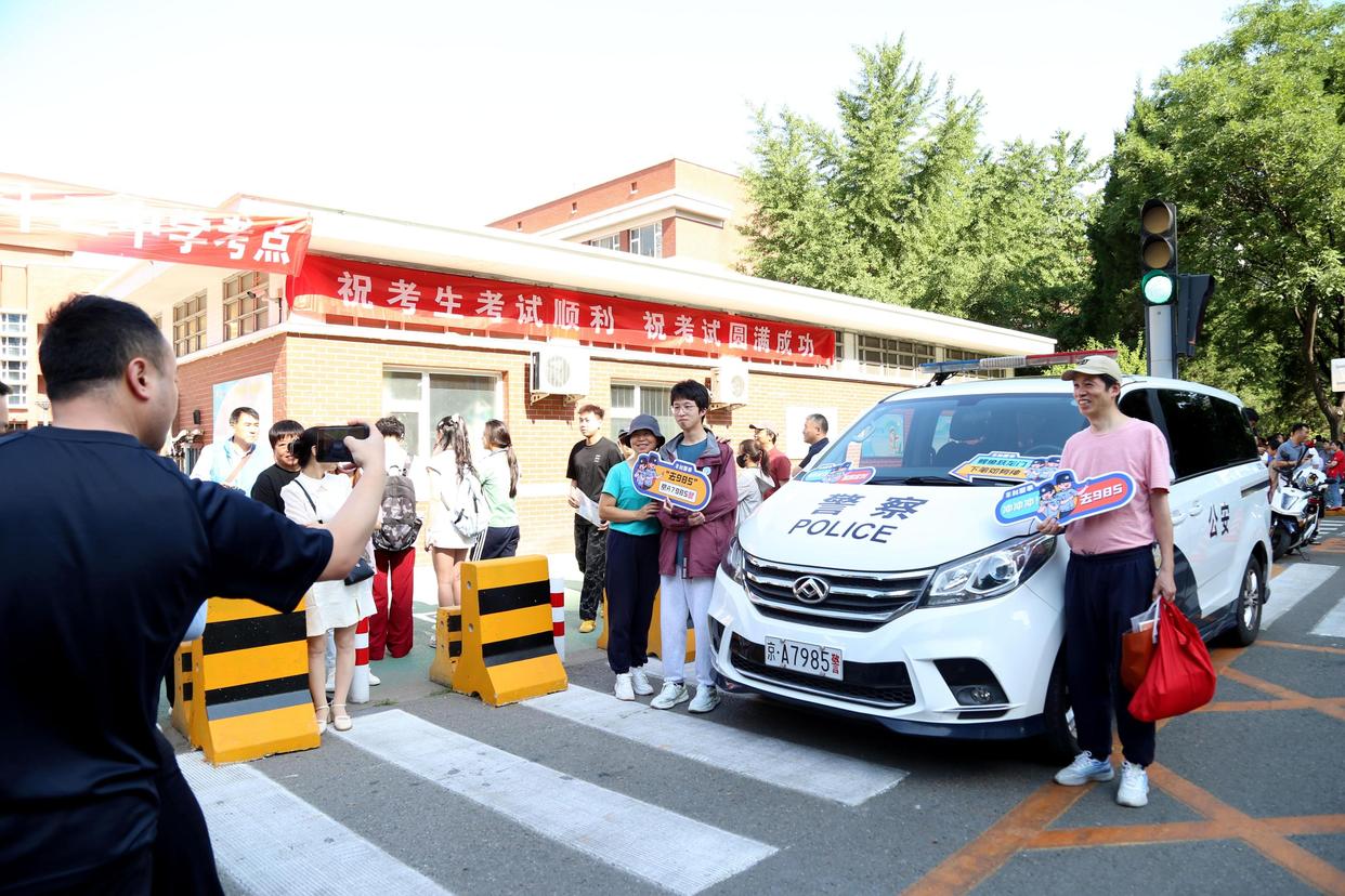 高考首日 “京A7985警”号警车护航考生鱼跃龙门