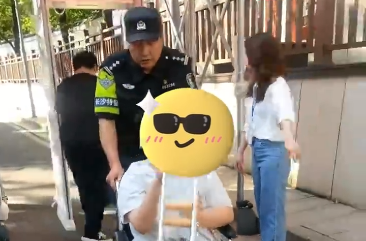 暖心護(hù)考，長(zhǎng)沙58歲民警護(hù)送骨折考生前往考場(chǎng)