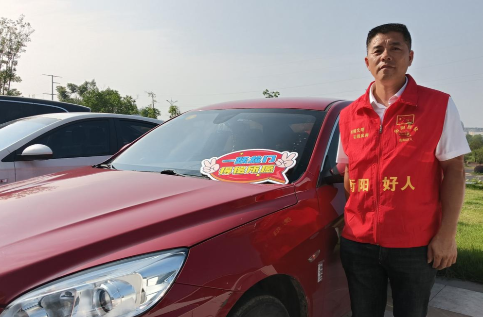 珠晖区：高考生出征 “红马甲”爱心护航