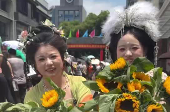 汉服小姐姐送葵花应援：向阳而生 一举夺魁