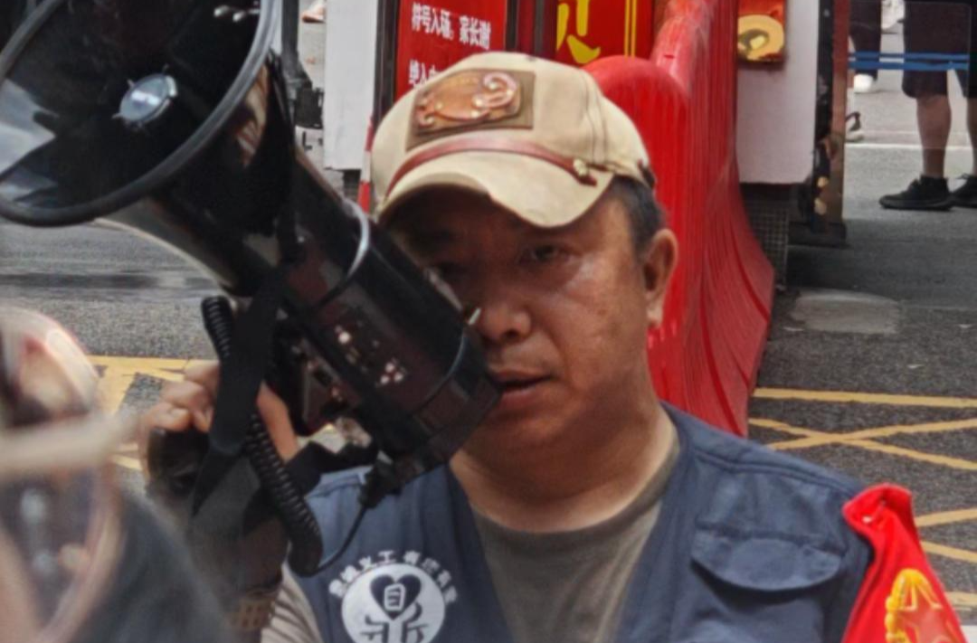 长沙志愿者暖心喊话送考家长：“不该问的别问”