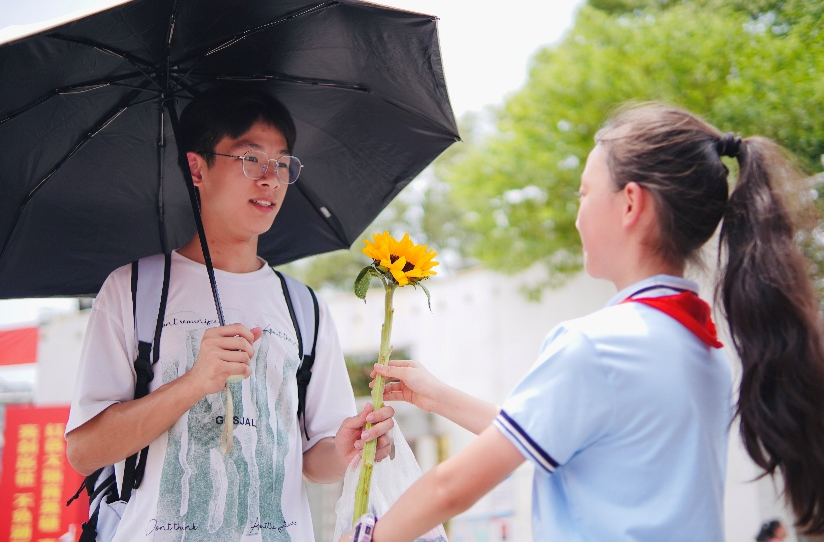 高考首日，南县洗马湖学校的小小“希望使者”为高三学子送上特别祝福