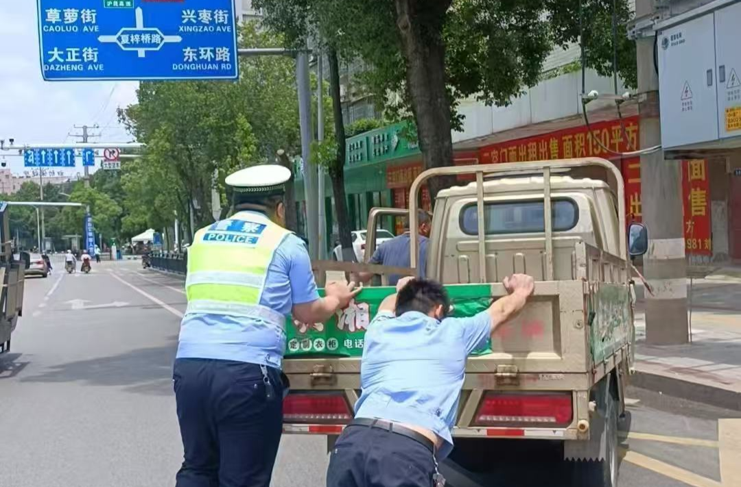 高考路上突发状况！湘乡交警化身推车侠