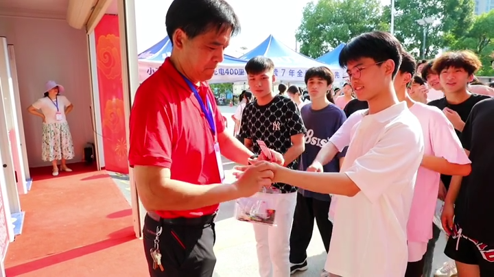 高考首日直击｜送考老师为考生戴上“金榜题名”手环