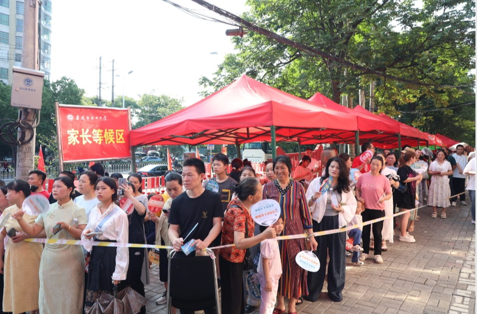 图集｜高考首日，考场外的他们…
