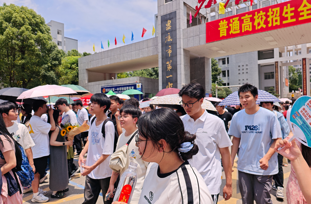 图集｜首战告捷！考生们结束第一场考试