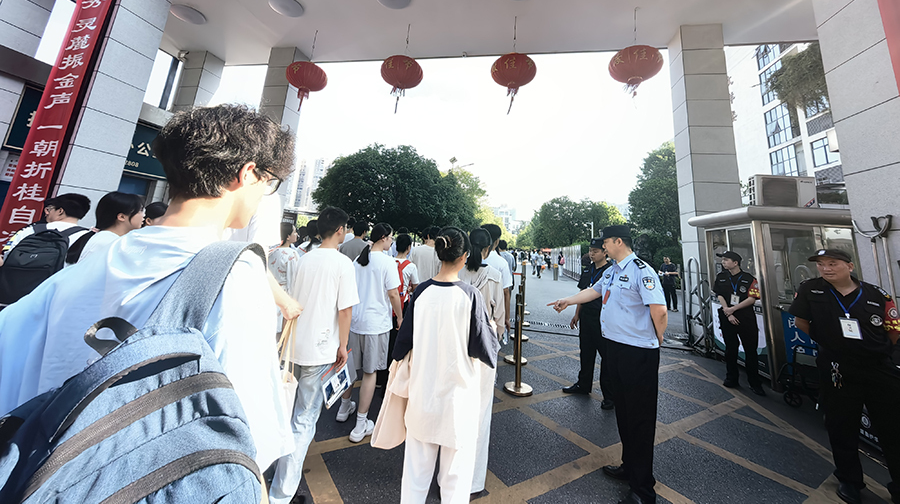 众人齐心护航高考