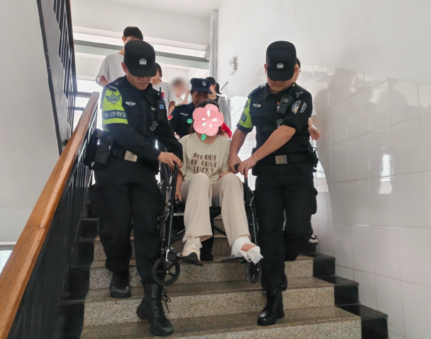 輪椅考生下樓難，長(zhǎng)沙特巡警“托舉式”暖心護(hù)航