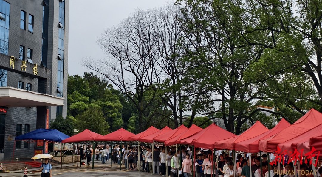 武冈二中：暴雨中搭起“爱心通道” 为高考考生护航