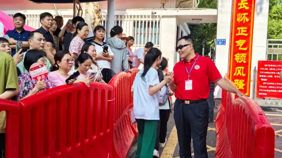 考场外，满是期盼