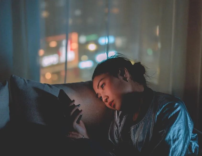 经常躺着玩儿手机的人注意了！你的眼睛正在向你“急救”