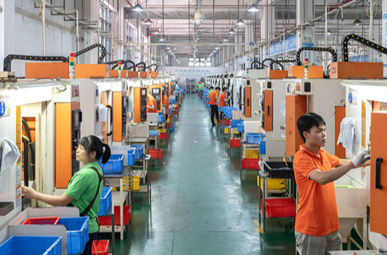 Workers Busy with Production in Yongzhou City